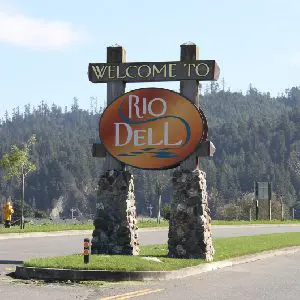 A sign that says welcome to rio dell.